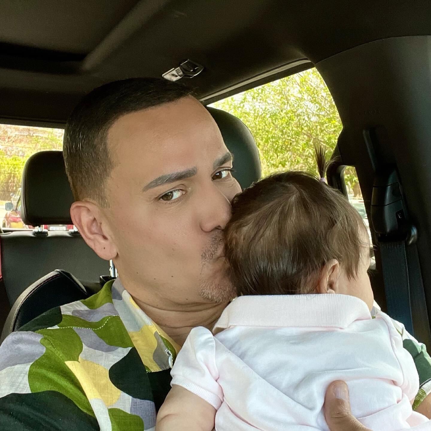 Víctor Manuelle con nieta Dylara Valentina.JPG